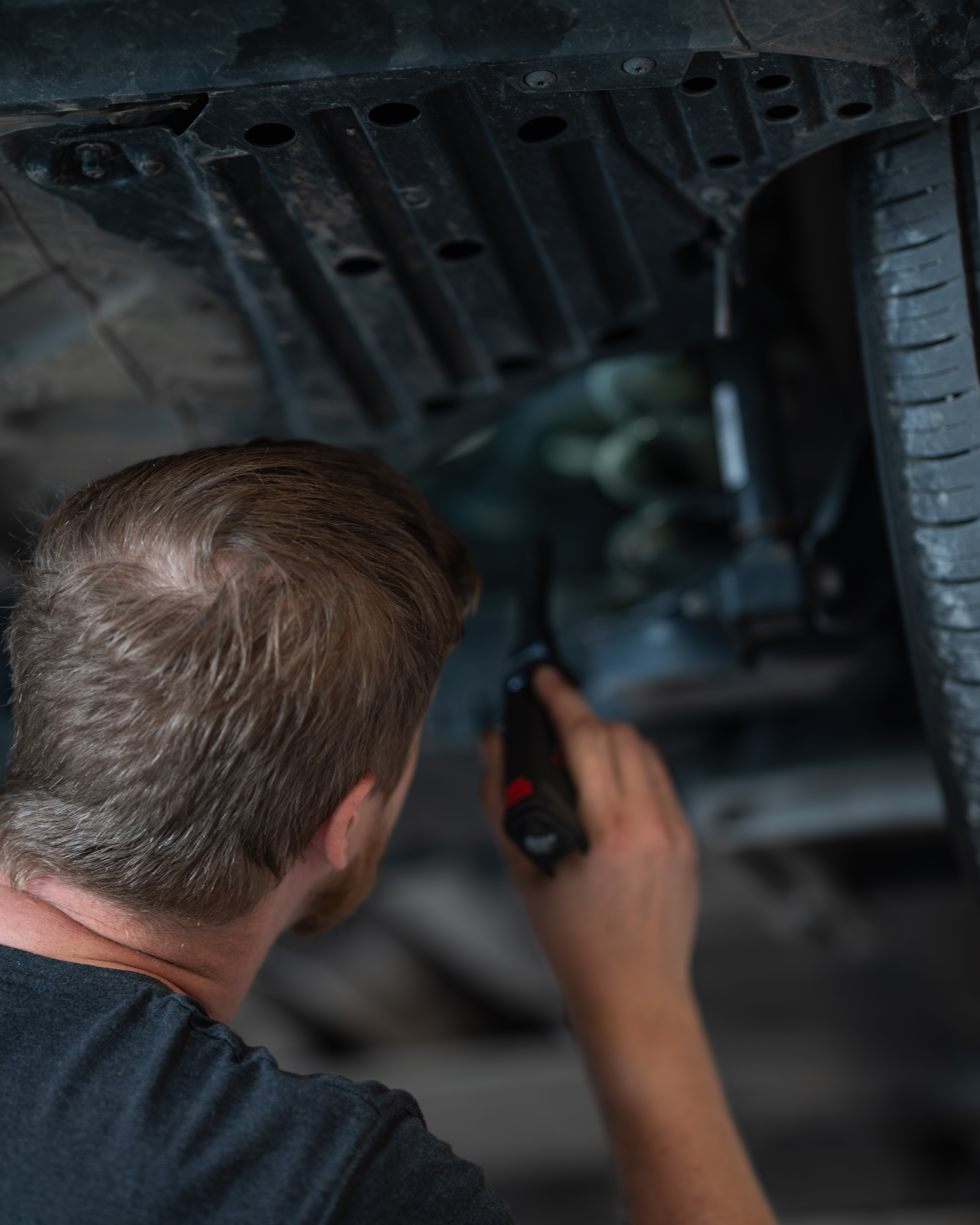 Mekaniker som undersøger bil